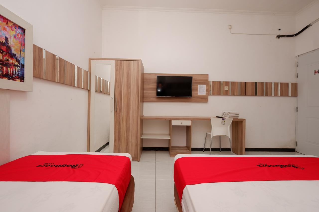 Reddoorz Near Plaza Simpang Lima Hotel Semarang Exterior photo